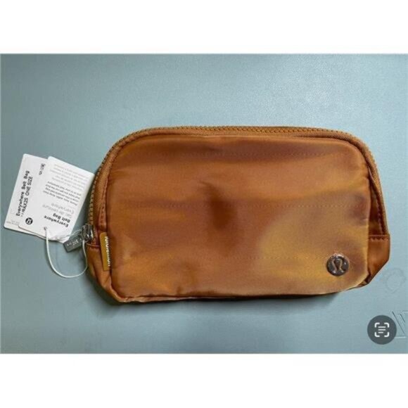 Lululemon everywhere belt bag 1L Burnt Caramel Color & NEW - Picture 3 of 6
